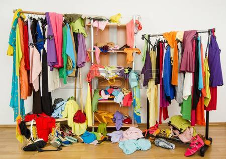 armadio pieno di vestiti